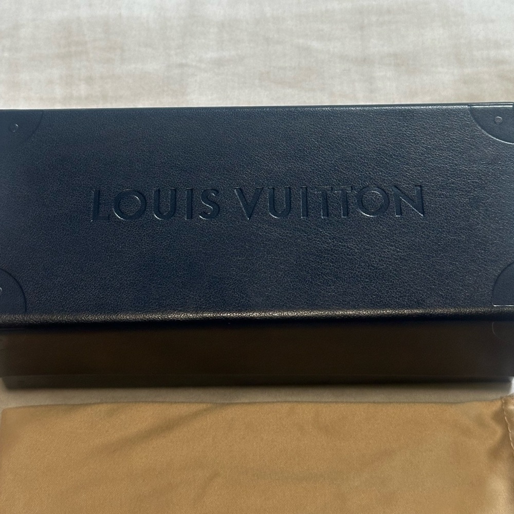 Louis Vuitton Gold and Black Aviator Sunglasses for Men’s - Picture 4 of 14